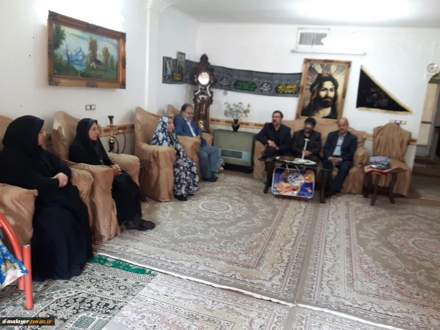دیدار با خانواده شهدا و حضور در مزار شهدای گمنام با شرکت مسوولین و دانشجویان در هفته دفاه مقدس 2