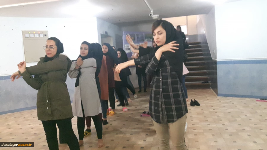 به مناسبت هفته تربیت بدنی برنامه ورزش صبحگاهی در محوطه خوابگاه آموزشکده دختران ملایر برگزار شد 2